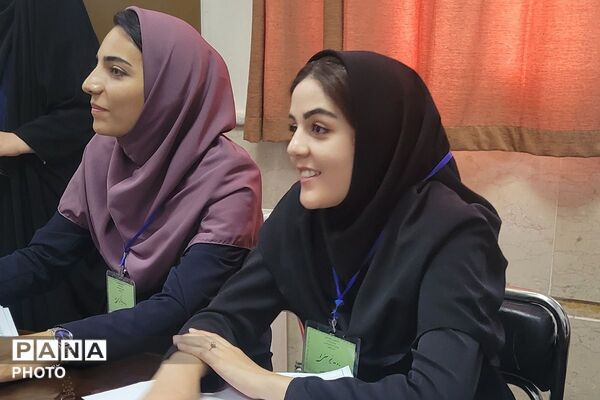رقابت نخبگان جوان زبان خارجی در دبیرستان فرهنگ