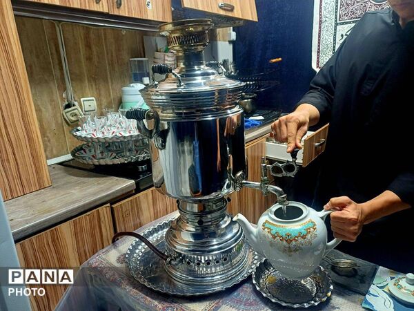 نصب تصاویر شهدا و کتیبه های محرم در هیئت‌ مسجد صاحب‌الزمان(عج)