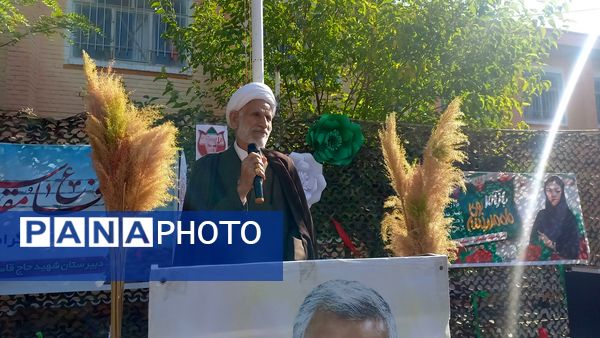 نواخته شدن زنگ مهر و مقاومت در دبیرستان شهید سلیمانی فیروزان با حضور مسئولان استانی و منطقه‌ای