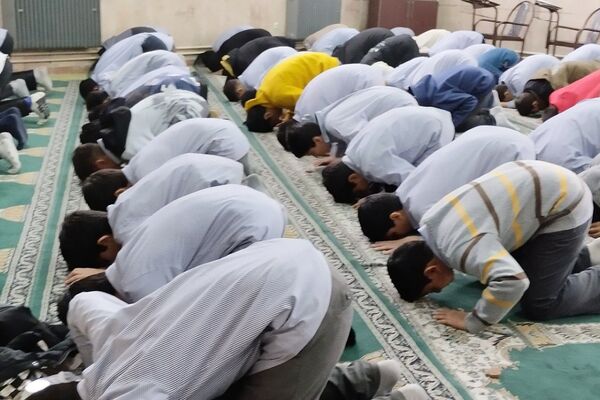 گفت‌وگوی آموزشی پس از اقامه نماز جماعت در دبیرستان شهید چمران