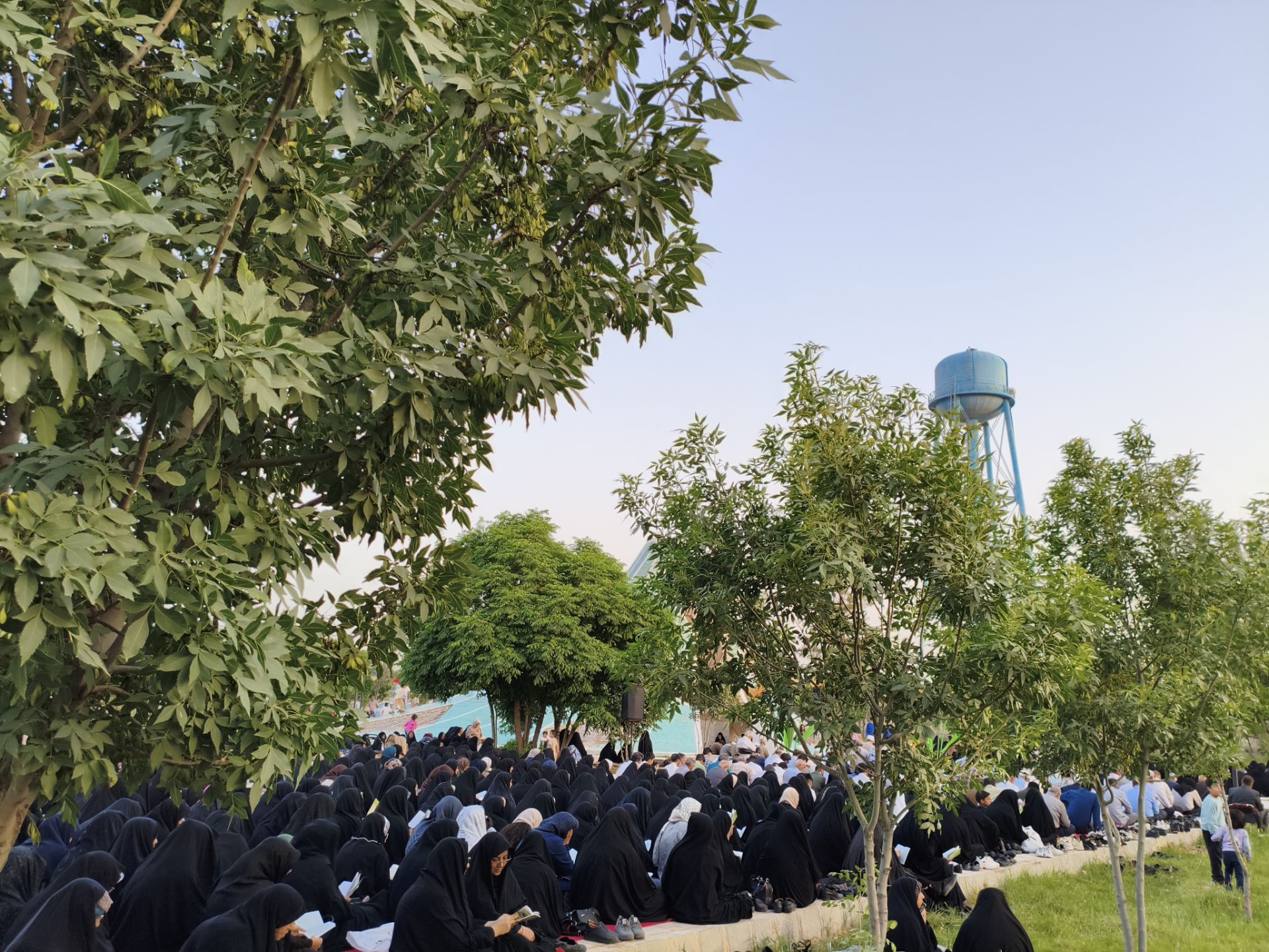 طنین «عرفه» در میعادگاه شهدای گمنام سرخس