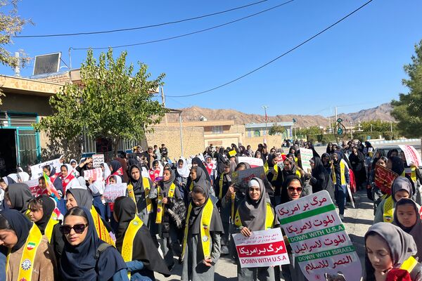 حضور حماسی دانش‌آموزان در راهپیمایی باشکوه ۱۳ آبان ماه در سورمق