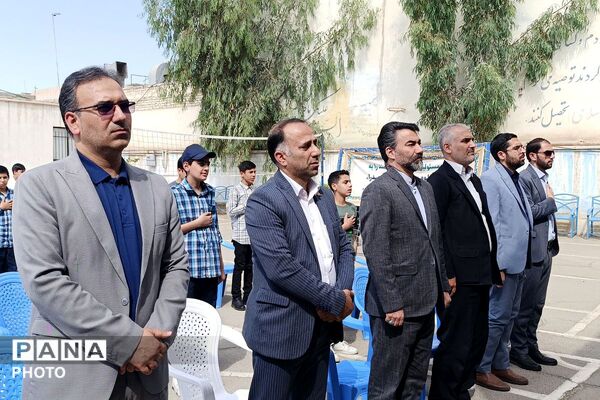 نواخته شدن زنگ ۱۵ خرداد در دبیرستان صدرا