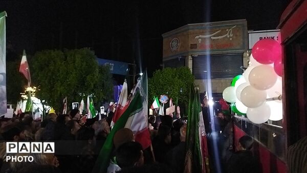برای پنجاه و یکمین شب حسینیه امام شاهد حماسه مردم شد 