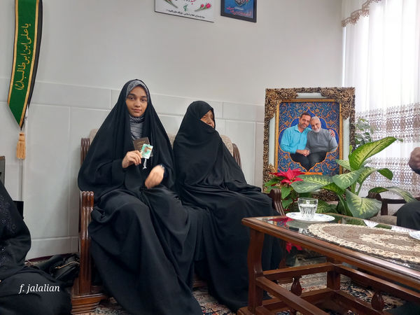 دیدار دختران رای اولی قم با خانواده شهید آقازاده نژاد
