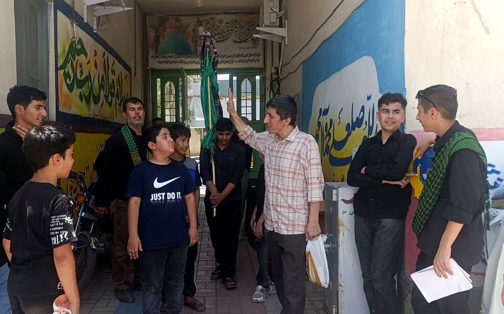 سنت‌های ماندگار؛ علم‌گردانی و توزیع نذورات در آشخانه