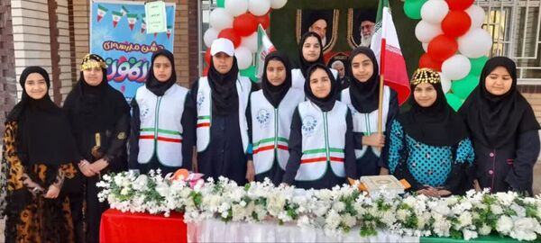 آیین نمادین نواختن زنگ انقلاب در دبستان حضرت آمنه (س)