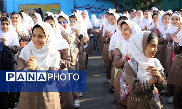 صبحگاهی غرق در علم و شادمانی در آموزشگاه جمهوری اسلامی ناحیه یک شهرستان بهارستان 