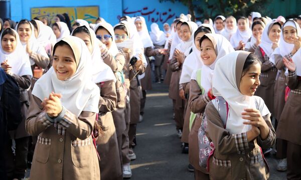صبحگاهی غرق در علم و شادمانی در آموزشگاه جمهوری اسلامی ناحیه یک شهرستان بهارستان 