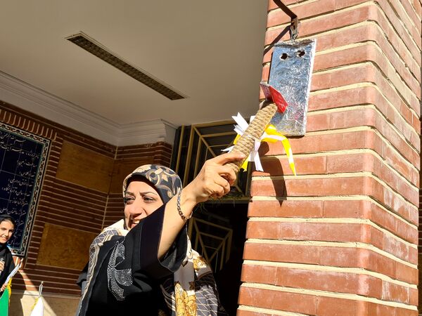 آئین نواختن زنگ مهر در دبیرستان دخترانه فرهنگ ۱۳ 