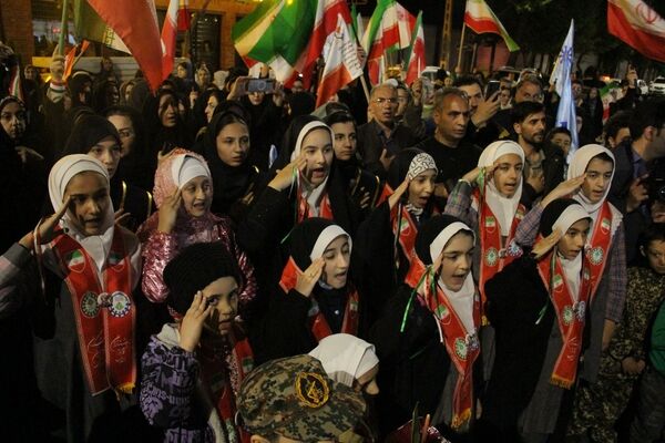 از کلاس‌های سمپاد تا صفوف پیشتازان؛ میدان ساعت تبریز میزبان هم‌دلی دانش‌آموزان
