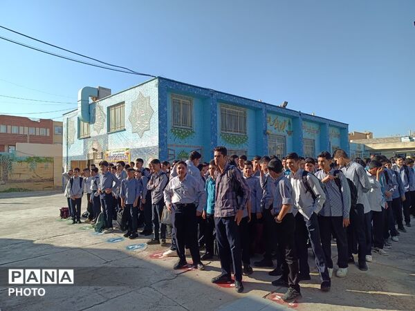 آغاز سال تحصیلی در مدرسه دکتر حسابی ۲ با شور و نشاط دانش‌آموزی