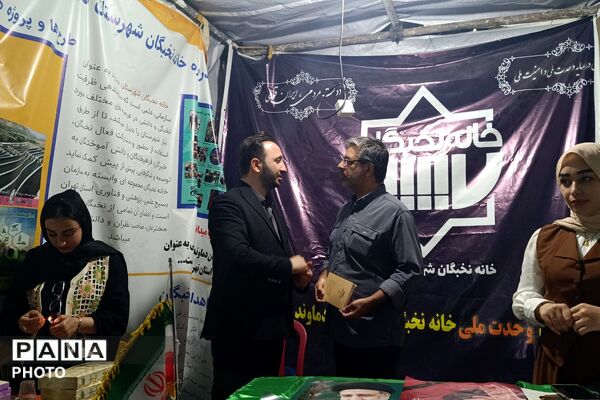 از فروش کتاب تا بیعت با رهبری؛ روایت موکب خانه نخبگان شهرستان دماوند در تجمعات شبانه رودهن