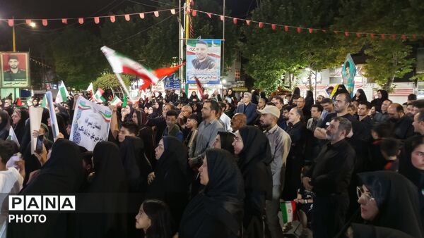 همنوایی فرهنگیان ناحیه یک در آیین وداع و تشییع رهبر در خیابان انقلاب