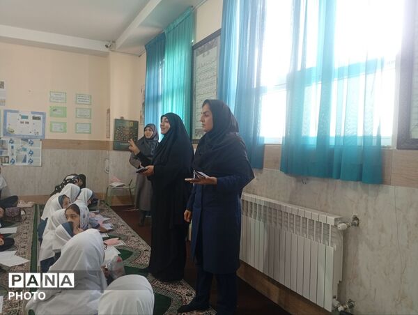 اجرای سرود همگانی «قلب‌های بی‌قرار» دانش‌آموزان مدارس هشتگرد 
