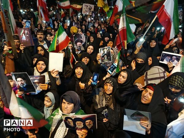 حضور با شکوه قشرهای مختلف مردم دلفان در پانزدهمین اجتماع شبانه در میدان امام خمینی(ره)