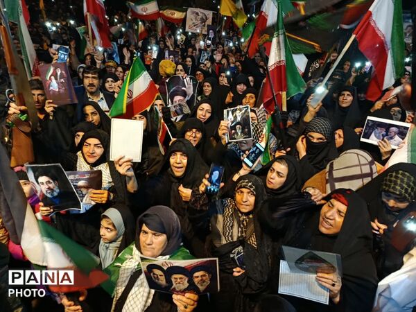 حضور با شکوه قشرهای مختلف مردم دلفان در پانزدهمین اجتماع شبانه در میدان امام خمینی(ره)