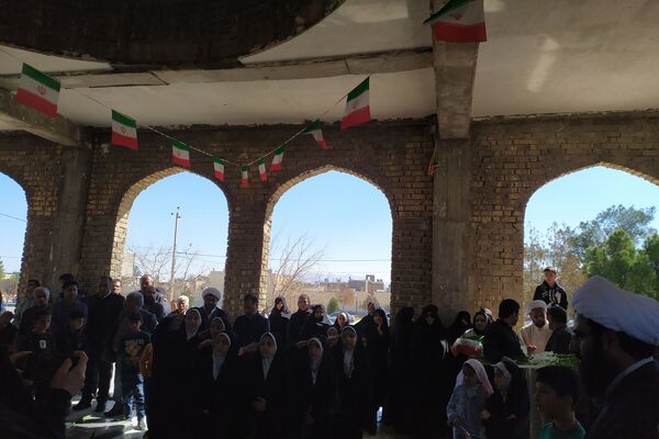 گلباران قبور مطهر شهدا در اولین روز دهه فجر 
