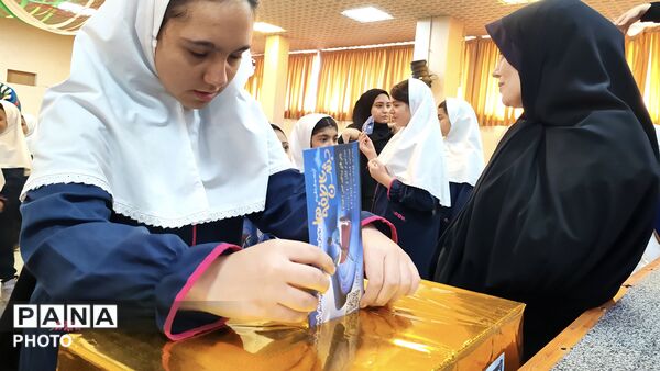 جشن عاطفه‌ها در دبستان علامه طباطبایی منطقه ۶ 