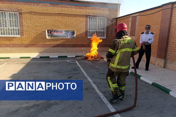 مراسم پدافند غیرعامل در دبیرستان بشارت بهارستان‌دو 