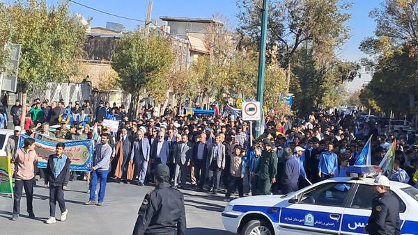 راهپیمایی بزرگ ۱۳ آبان در شازند؛ حضور گسترده مردم و دانش‌آموزان در حمایت از آرمان‌های انقلاب