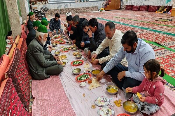 اعتکاف دانش‌آموزی در مسجد جامع شهر بار نیشابور 