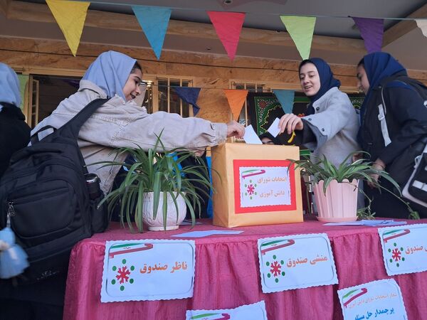 شور و نشاط دانش‌آموزان مدرسه حضرت معصومه (س) ناحیه 4 کرج در انتخابات شورای دانش‌آموزی