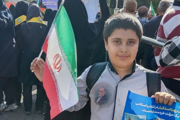 حضور پرشور دانش آموزان دبستان شاهد حیات در راهپیمایی سیزده آبان ۱۴۰۴