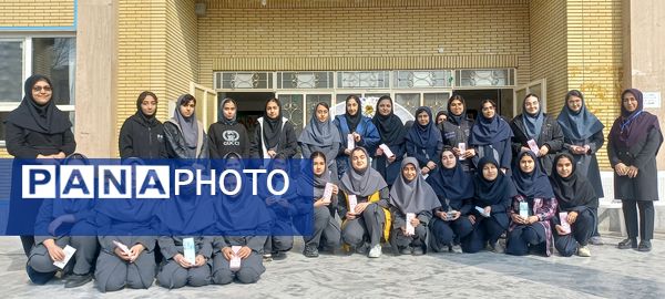 تقدیر از دانش‌آموزان برتر دبیرستان دخترانه ۱۳ آبان