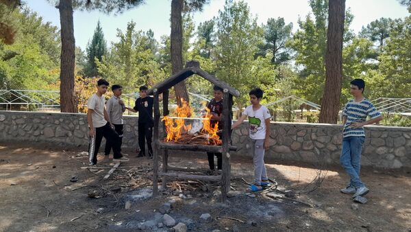 خودکفایی در آشپزی؛ دانش‌آموزان جوجه را از زغال تا سفره رساندند