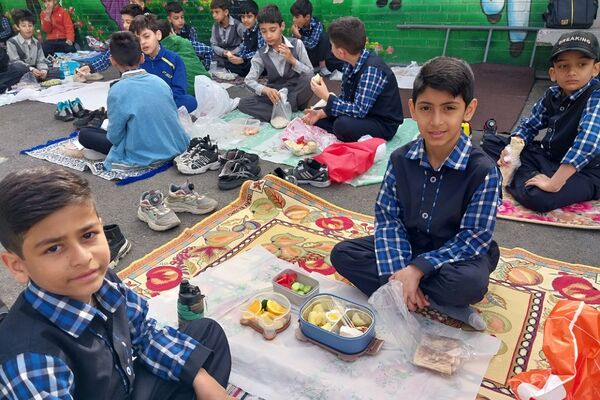 اجرای طرح «صبحانه سالم» در دبستان هیأت امنایی شهید قلنبر ناحیه دو شهرری 