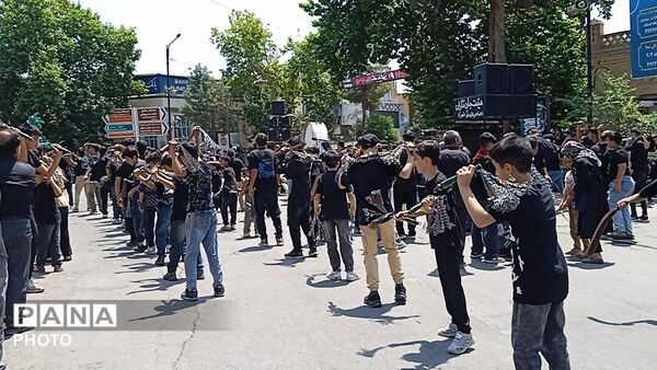 شور حسینی در خیابان های شهر؛عاشورا در قاب زنجیر زنان