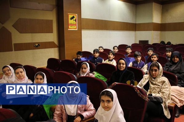 رونمایی از کتاب «تنها در میان جمع» دانش‌آموز نویسنده تبریز 