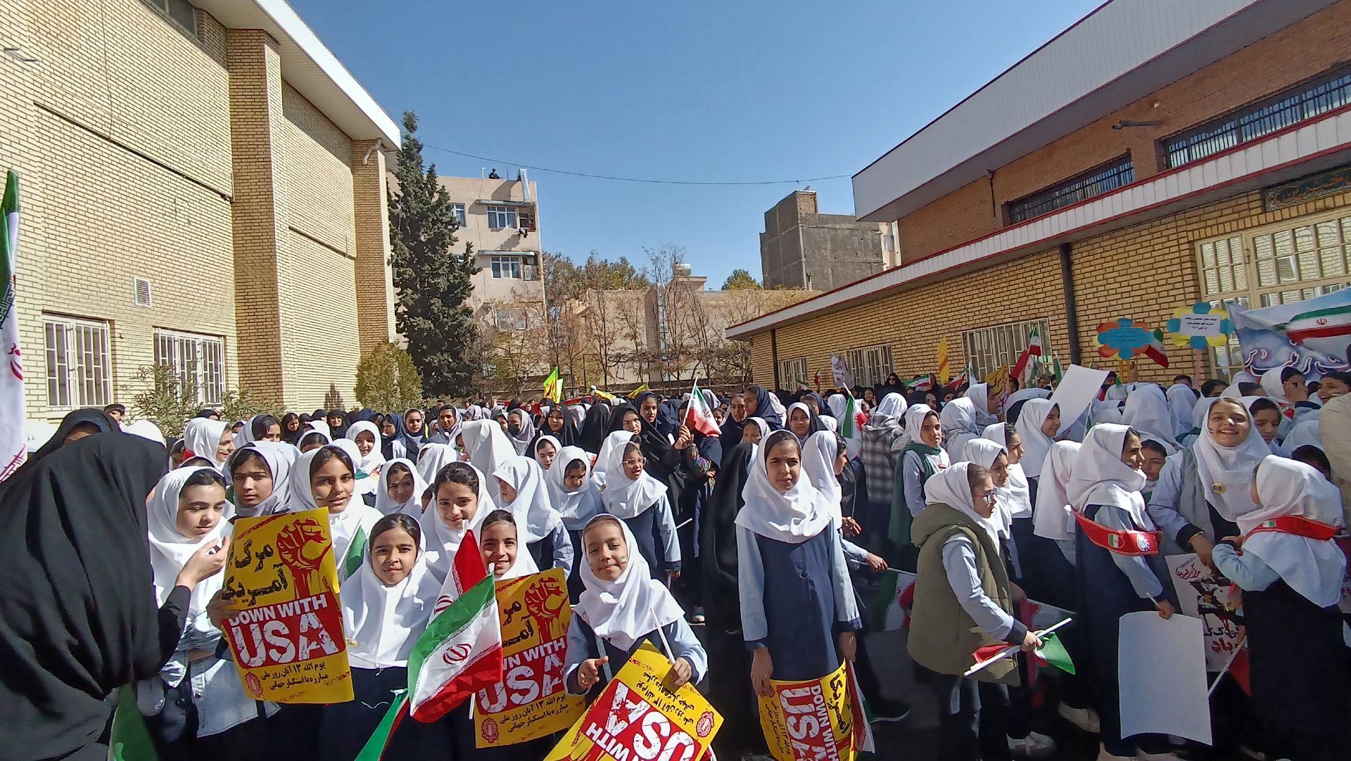 حضور پرشور دانش آموزان شهر محلات در راهپیمایی ۱۳ آبان در شهر محلات 