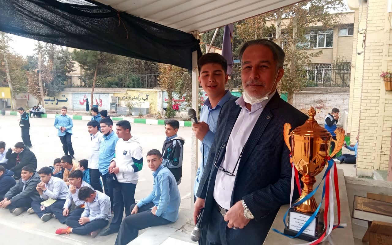 آخرین  مسابقه فوتبال در حضور پرشور و هیجان انگیز دانش آموزان و کادر مدرسه