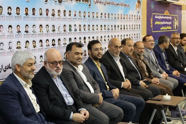 ضیافت افطاری جمعی از دانش‌آموزان با امام جمعه یزد 