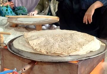 پخت هزاران قرص نان سنتی در بیضا جهت کمک به مردم مظلوم غزه و لبنان