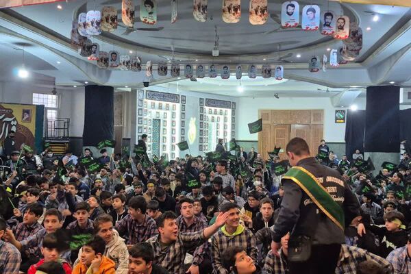 نوجوانان فاطمی از دبیرستان تا مسجد جامع