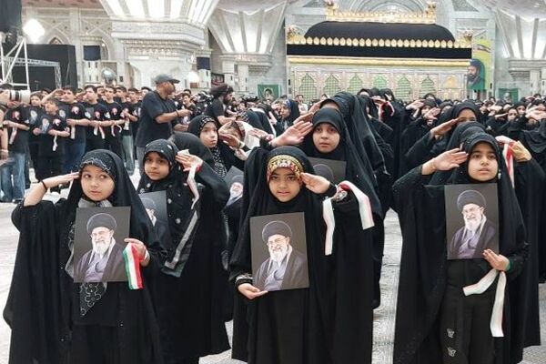 هم‌نوایی دانش‌آموزان منطقه ۵ تهران با سرود «باید برخاست» در سوگواری رهبر شهید