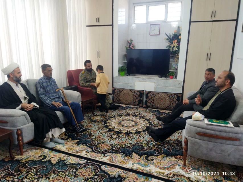 دیدار با خانواده شهدای دانش‌آموز در روستای بزنجرد شهرستان خلیل آباد