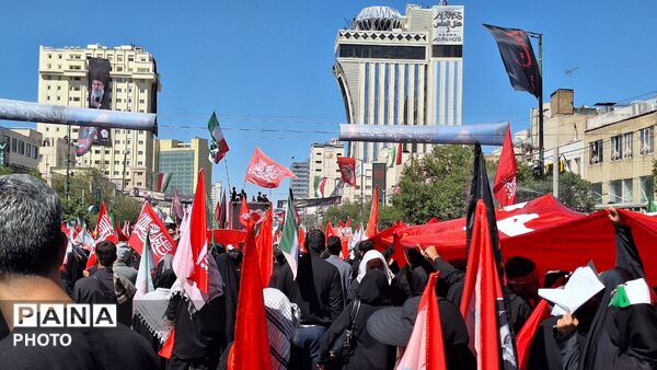 مشهد، در آغوشِ حرم، با رهبر شهید وداع کرد