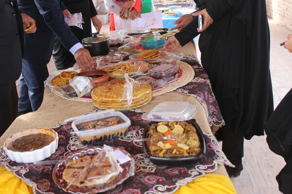 جشنواره غذا و صنایع دستی در اردوی تمشک دختران استان بوشهر