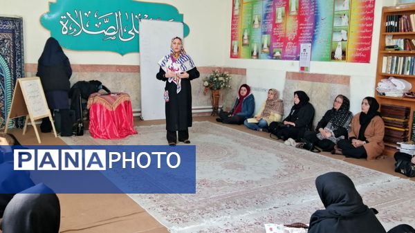 اولین جلسه آموزش خانواده در دبستان نیایش با حضور خانم موسوی