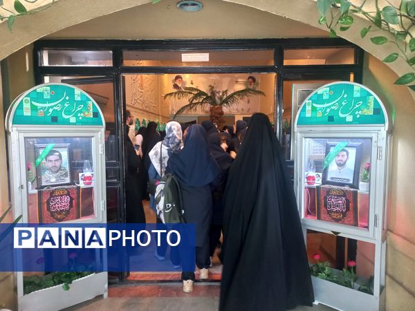 غبارروبی مزارشهدا توسط دانش‌آموزان منطقه ۱۳