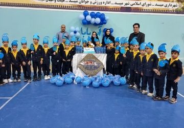 جشنی ماندگار برای کلاس اولی‌ها در آموزشگاه ایمان و دانش میبد