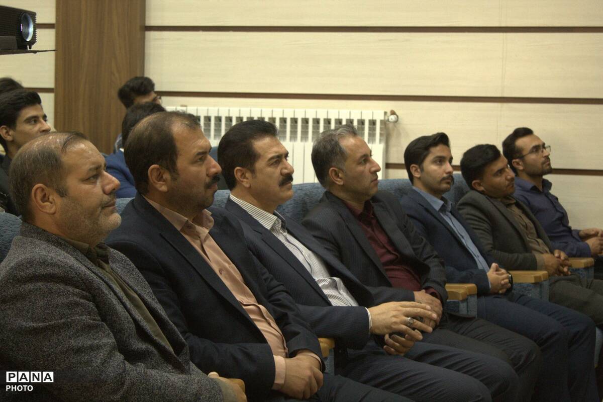 آیین تقدیر و تجلیل از معلمان و دانش‌آموزان برگزیده بام و صفی آباد