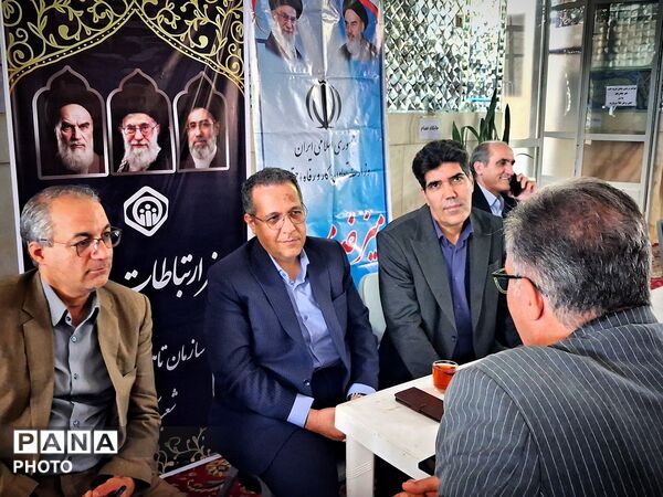 برپایی میز ارتباطات مردمی مسئولان کاشمر در هفته دولت