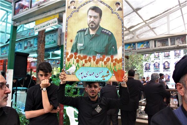 جلوه‌های حزن و خشم در مراسم تشییع شهدا