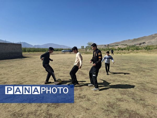 قابی صمیمی از مهرورزی و همکاری دانش‌آموزان در دل طبیعت آیواز 