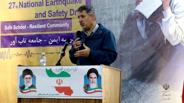 برگزاری مانور متمرکز استانی زلزله و ایمنی همزمان با سراسر کشور در مدرسه نیکان ناحیه 2 کرج 